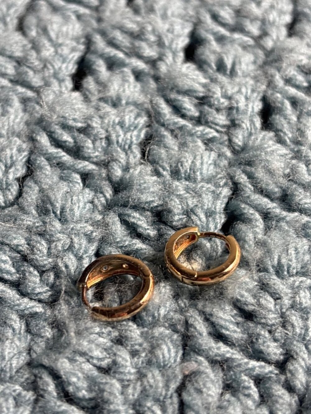Tiny Goldtone Hoop Earrings Clear Rhinestone Stars 0.5 inch - Picture 2 of 2